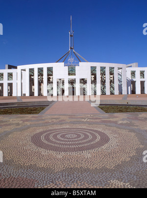 Fassade des Australian Parliament House in Canberra mit markantem Fahnenmast und Vorhofmosaik Stockfoto