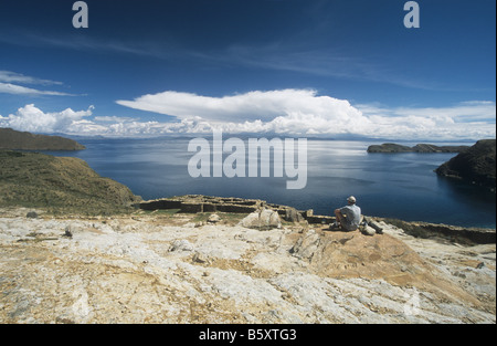 Touristen auf der Suche auf den Blick über die Ruinen von Chincana (von wahrscheinlich Inka Periode), Sun Island, Titicacasee, Bolivien Stockfoto