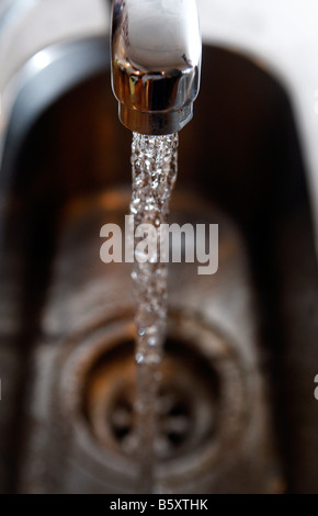 Wasser sprudelt aus einer heimischen Wasserhahn fawcet Stockfoto