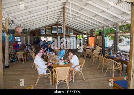 Johnnos Ort an der Road Bay Strand in Sandy Ground auf der karibischen Insel Anguilla in den British West Indies Stockfoto