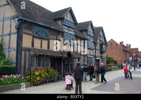 Touristen besuchen Sie William Shakespeare s Geburtsort in der Marktstadt von Stratford bei Avon Warwickshire, England Stockfoto