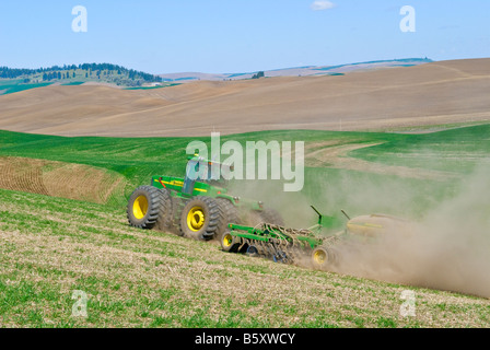 Ein Traktor zieht einen Luft-Sämaschine um Winterweizen beschädigt durch Schnee im Frühjahr in der Palouse Region Washington neu bepflanzen Stockfoto