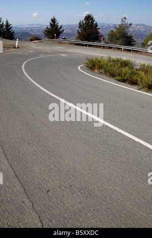 leere Bergstraße auf die F106 in Richtung Stavrovouni Zypern Stockfoto