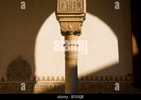 Geschnitzte stuck Arabesken schmückt eine Spalte Kapital in den Hof des Löwen, La Alhambra, Granada, Andalusien, Spanien. Stockfoto