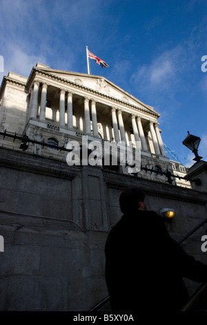 Bank of England Gebäude Threadneedle Street mit Pendlern auf Bahnhofstreppen an der Bank Station, City of London, Großbritannien Stockfoto