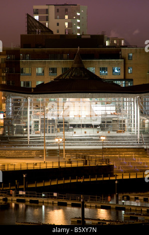 Waliser Versammlung Regierung Senedd Parlamentsgebäude Cardiff Bay beleuchtet in der Nacht, Wales UK Stockfoto