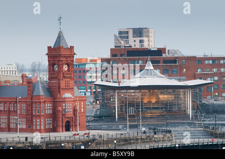 Cardiff Bay Waterside Sanierung viktorianischen Pierhead Gebäude und moderne Wales Versammlung Regierung Senedd am frühen Morgen, UK Stockfoto