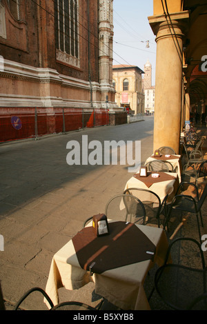 Tabellen in Straßencafé im Piazza Maggiore, Bologna, Italien Stockfoto