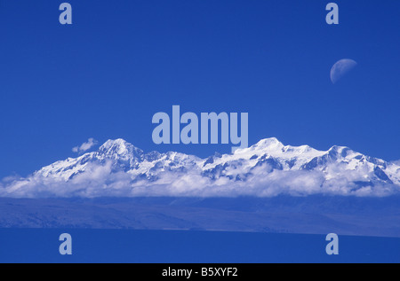 Moon Rising über Mts Illampu (L), Ancohuma und Titicaca-See, von Sun Island gesehen. Bolivien Stockfoto