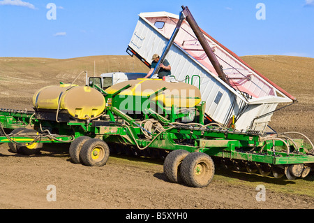 Knecht lädt ein Luft-Sämaschine mit Saatgut, Getreide oder Hülsenfrüchte im Frühjahr in der Palouse Region Washington zu Pflanzen Stockfoto