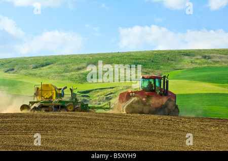 Ein Quad-Bahn Traktor zieht ein Luft-Sämaschine um Getreide oder Hülsenfrüchten in der Palouse Region Washington im Frühjahr Pflanzen Stockfoto