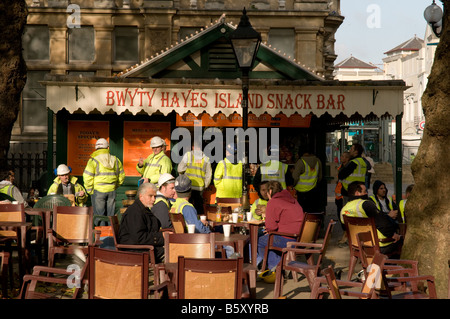 Gruppe von Bauarbeitern eine Pause an der berühmten Hayes Insel Outdoor-Snack-Bar Café central Cardiff Wales UK Stockfoto