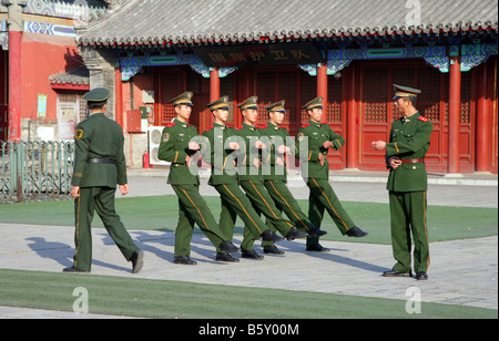 Wache Pflicht verbotenen Stadt Peking China Zeichen sagt Wächter unserer nationalen Flagge Stockfoto