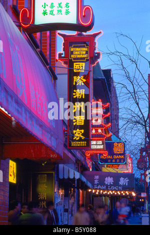 Chinatown, Vancouver, BC, Britisch-Kolumbien, Kanada - chinesisches Restaurant, bunte Neonlichter Zeichen in der Abenddämmerung Stockfoto
