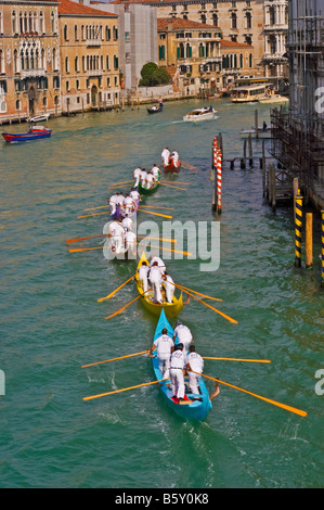 Venedig, Veneto, Italien. Ruderer in bunten Booten üben für die Vogalonga Regatta auf dem Canale Grande Stockfoto