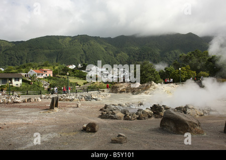 Dämpfe aus heißen Quellen in Furnas, São Miguel, Azoren, Portugal Stockfoto