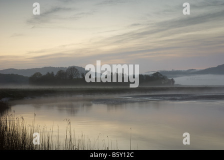 Flussmündung Misty Dawn Stockfoto