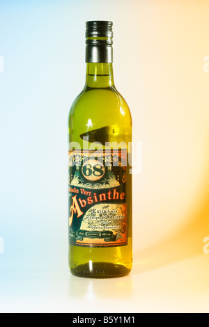 Flasche Moulin Vert Absinth Stockfoto