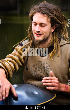 Musiker aus Hangplayinghedgemonkeys zahlt das Schlaginstrument hängen in einer Straße Sitzung beim Edinburgh Fringe Festival Stockfoto