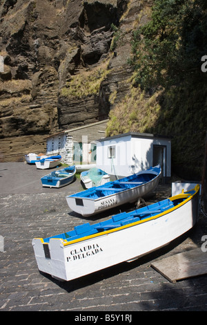 Angelboote/Fischerboote in dem kleinen Fischerdorf Hafen, Porto de Pesca, Capelas, São Miguel, Azoren Stockfoto