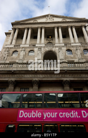 Bank of England Baukredit Threadneedle Street mit doppeltem Kredit auf der Anzeige auf der Seite des Busses Stockfoto