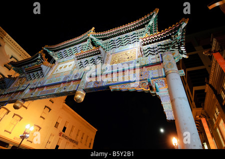 Die Chinatown Bogen am Galerie Platz, Innenstadt von Washington DC, eine nächtliche Szene in der Stadt. Stockfoto