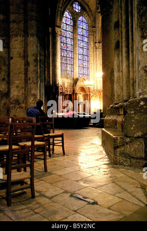 Kathedrale innen mit ein Mann sitzt in Gedanken Stockfoto