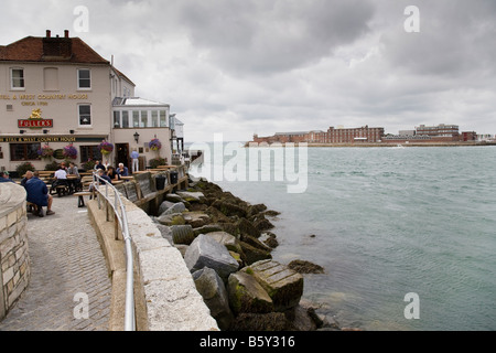 Der Eingang zum Hafen von Portsmouth mit dem 18. Jahrhundert noch & West Pub auf der linken Seite und Gosport auf der rechten Seite, England. Stockfoto