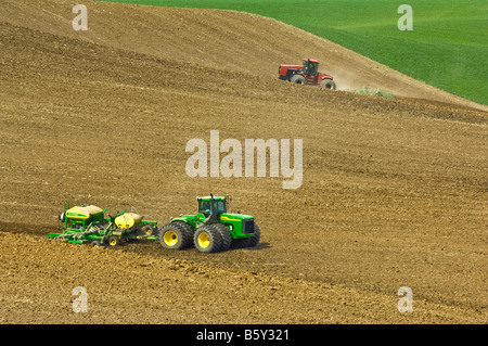 Ein Traktor zieht einen Luft-Sämaschine um Getreide oder Hülsenfrüchte n Pflanzen im Frühjahr in der Palouse Region Washington Stockfoto