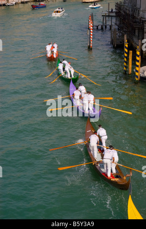 Venedig, Veneto, Italien. Ruderer in bunten Booten üben für die Vogalonga Regatta auf dem Canale Grande Stockfoto