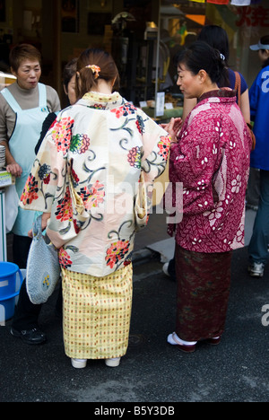 Frauen tragen traditionelle Kleidung Yukata in KYOTO Japan Stockfoto