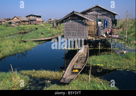 Eine burmesische Mann auf der Terrasse seines Hauses Pfahlbauten am Inle-See, Burma bzw. Myanmar Stockfoto