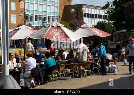 Menschen außen Costa Coffee Shop Queens Square Crawley Stockfoto