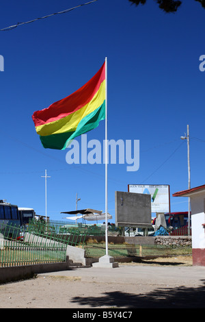 Bild von bolivianischen Fahne auf Grenze mit Peru Stockfoto