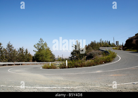 leere Bergstraße auf die F106 in Richtung Stavrovouni Zypern Stockfoto