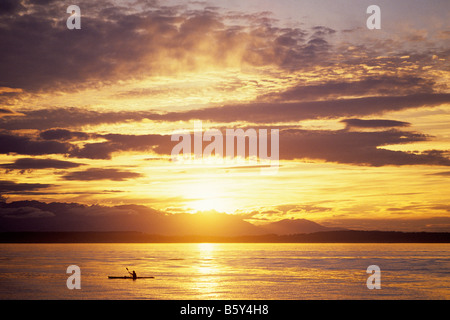 Dramatischen Sonnenuntergang über den Puget Sound und Olympic Bergkette Stratocumulus Wolken mit Kajakfahrer Seattle Washington State USA Stockfoto