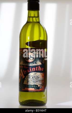 Flasche Moulin Vert Absinth Stockfoto