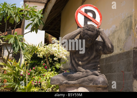 Kein Parkplatz Zeichen auf eine Skulptur oder Statue eines Mannes erscheinen, um die Last der Welt auf ihn haben Stockfoto