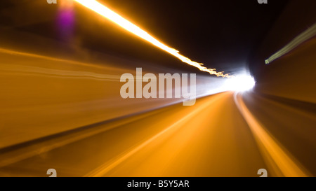 Auf der Straße – schnelle und dynamische Laufwerk sehen das Licht am Ende des Tunnels. Stockfoto