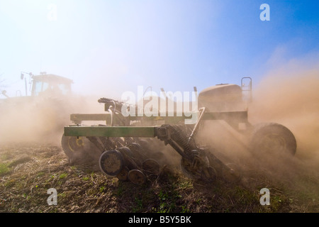 Ein Traktor zieht einen Luft-Sämaschine um Getreide oder Hülsenfrüchten in der Palouse Region Washington im Frühjahr Pflanzen Stockfoto