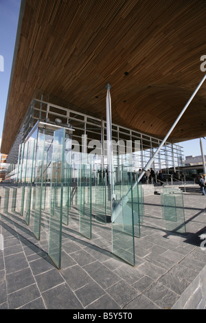 Stadt von Cardiff, Südwales. Das Glas Eingang Merkmal der Senedd, National Assembly for Wales Gebäude. Stockfoto