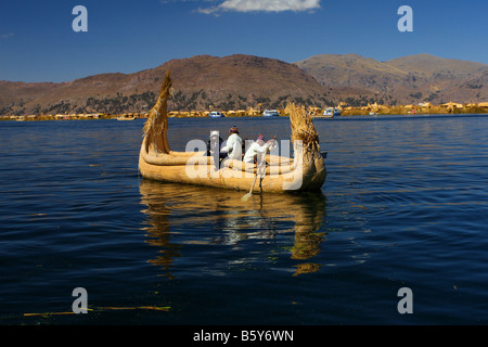Peru Titicacasee handgefertigte Boot und turist Stockfoto
