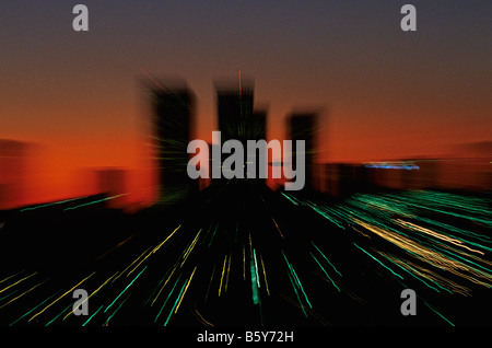 Downtown Seattle bei Sonnenuntergang, abstraktes Gebäude in Bewegung mit Stadtlichtern, Seattle, Washington State Stockfoto