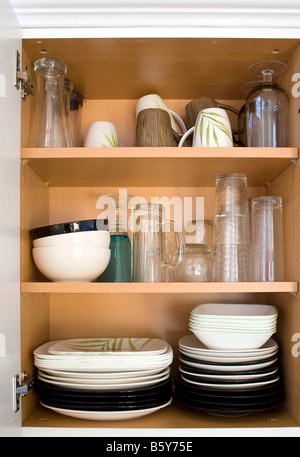 Einen vollen Schrank voller Schalen und Platten Stockfoto