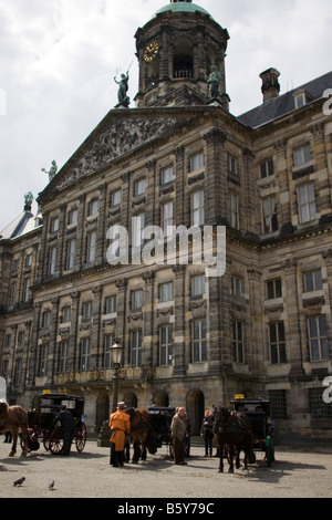 Der Amsterdamer Koninklijk Paleis, vom Dam-Platz aus gesehen Stockfoto