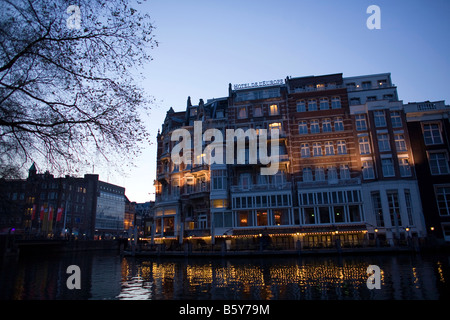 Am Abend der Amsterdamer Hotel de l ' Europe, befindet sich der Stadt Rokin Kanal entlang Stockfoto