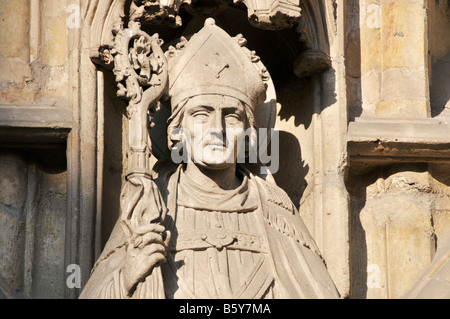 Die Statue des Hl. Martin auf der Kirche widmete ihm in Kortrijk, Belgien Stockfoto