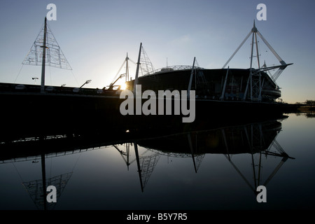 Stadt von Cardiff, Südwales. Morgen Silhouette Ansicht von Cardiff Millennium Stadium mit dem Fluss Taff im Vordergrund. Stockfoto