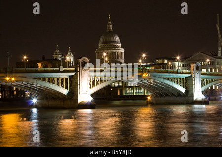 Southwark Bridge River Thames Nacht Illuminationen Reflexionen St. Pauls Kathedrale über London England uk gb Stockfoto