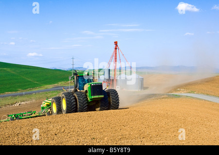 Ein Traktor zieht einen Luft-Sämaschine um Getreide oder Hülsenfrüchten in der Palouse Region Washington im Frühjahr Pflanzen Stockfoto